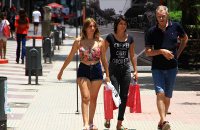 Con el impulso de los últimos días del año, los comercios minoristas pudieron igualar ventas de 2015