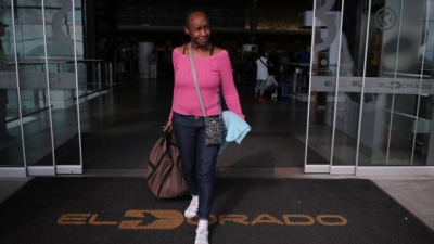 La mujer que vivió más de un mes en el aeropuerto de Bogotá regresó a EEUU