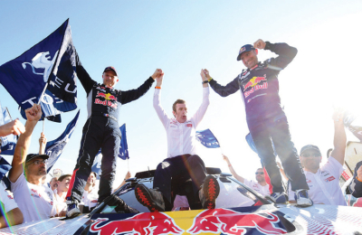 Stephane Peterhansel extendió su reinado en autos y Sam Sunderland tuvo su bautismo entre las motos