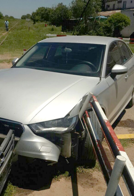 AUDI-CHOCADO-POR-TREN1.jpg