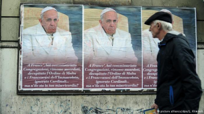 Tras la aparición de afiches en su contra, Francisco pide a los cristianos "alejar la envidia y la difamación"