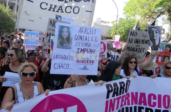 <p>La marcha estuvo repleta de imágenes de Araceli, última víctima de femicidio en Chaco.</p>