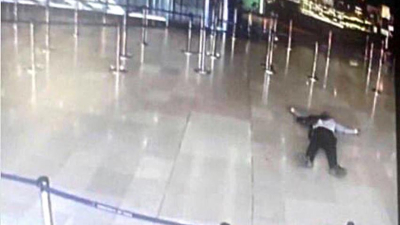 Abatieron a un hombre que intentó quitarle el arma a un soldado en aeropuerto de París