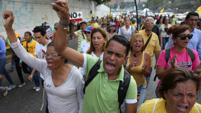 Oposición protesta en Caracas, crece presión externa contra gobierno de Maduro