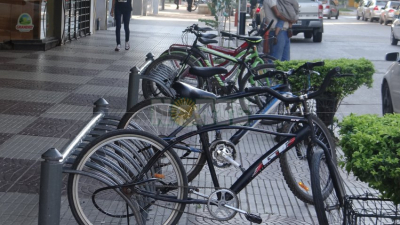 Muchos chaqueños utilizaron bicicletas para ir a trabajar y lo compartieron en redes sociales