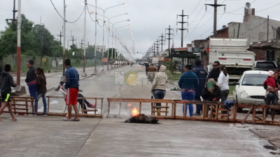 Se levantó el corte en avenida Castelli pero continúa el reclamo de los vecinos