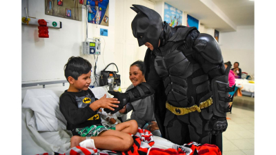 El Batman que visita a los niños enfermos