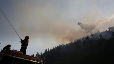 Los bomberos combaten sin descanso el fuego en Portugal, que dejó 63 muertos