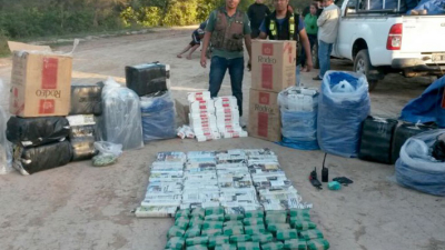 Detienen a un policía por liberar paso a contrabandistas de hojas de coca