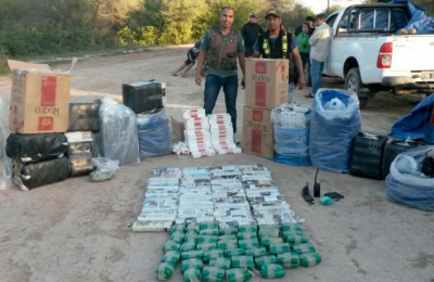 Detienen a un policía por liberar paso a contrabandistas de hojas de coca