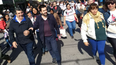 Carim Peche cerró su campaña en Sáenz Peña recorriendo diferentes barrios