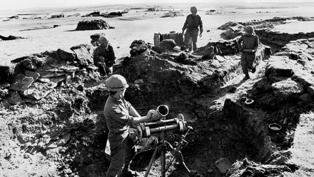 mal Los soldados argentinos colocan un mortero durante la Guerra de Malvinas entre Argentina y Gran Bretaña, en abril de 1982..jpg