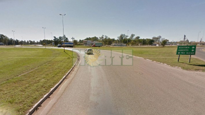 Policía del 911 salvó la vida de un motociclista cuando intentaba arrojarse bajo las ruedas de un camión