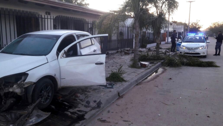58auto sobre vereda.jpeg