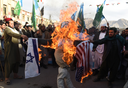 08-12-2017_pakistan_manifestantes_musulamanes_queman_banderas.jpg