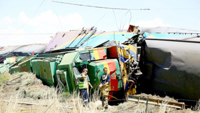 Al menos 18 muertos y más de 260 heridos al chocar un tren y un camión en Sudáfrica