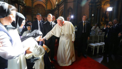 Miles de personas aguardan la última misa del Papa en Lima