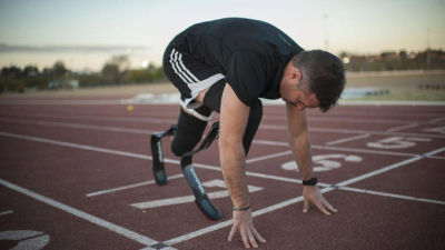 El abogado que perdió sus piernas y quiere participar en los Juegos Paralímpicos de Japón