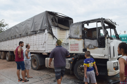 camioneros en lucha-camion incendiado (1).JPG