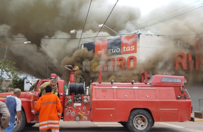 Incendio consumió depósito y salón de ventas de Ribeiro en Charata