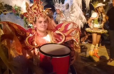 Un joven hipoacúsico de Barranqueras debutó en el show de comparsas