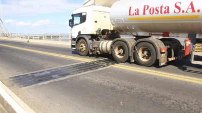 Operarios retoman trabajos en el puente el domingo por la noche