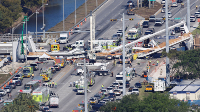 Colapsó puente peatonal sobre avenida de seis vías en Miami: al menos un muerto y varios heridos