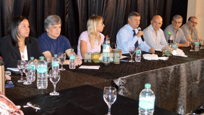 Suspendido el congreso de Machagai, Peppo se reunió a puertas cerradas con 45 intendentes