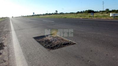 La ruta 16, recién repavimentada, con baches y deterioro constante