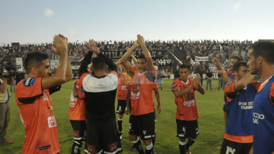 For Ever lo dio vuelta con 10 jugadores, le ganó 2 a 1 a Alvarado de Mar del Plata