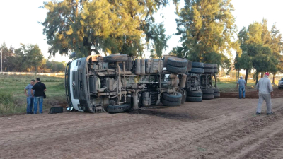 Charata: Camión del municipio volcó mientras trabajaban en el enripiado