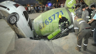 Se hundió el pavimento, camión y auto cayeron en un gigante hueco