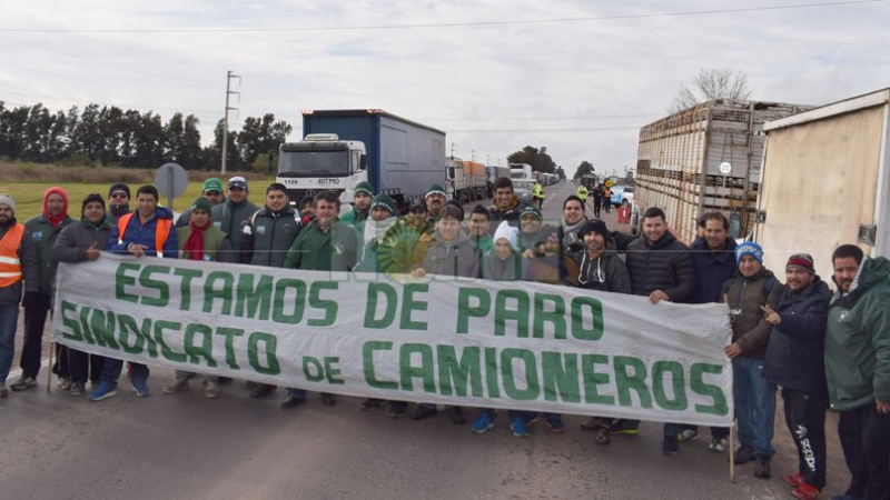 Camioneros de Sáenz Peña protesta sobre ruta 16, a metros de la rotonda
