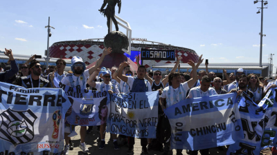 Miles de hinchas argentinos ya copan el estadio del Spartak de Moscú para el partido ante Islandia