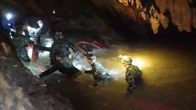 La lluvia y la falta de aire complican la salida de los niños de la cueva en Tailandia