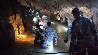 Buzos rescatan a otros cuatro niños de la gruta inundada en Tailandia