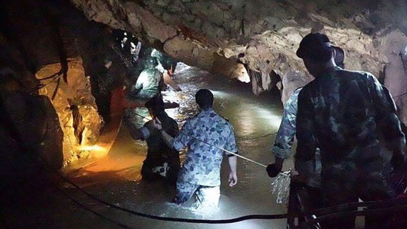 Buzos rescatan a otros cuatro niños de la gruta inundada en Tailandia