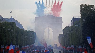 Los campeones del mundo de fútbol desfilaron por París en una multitudinaria celebración