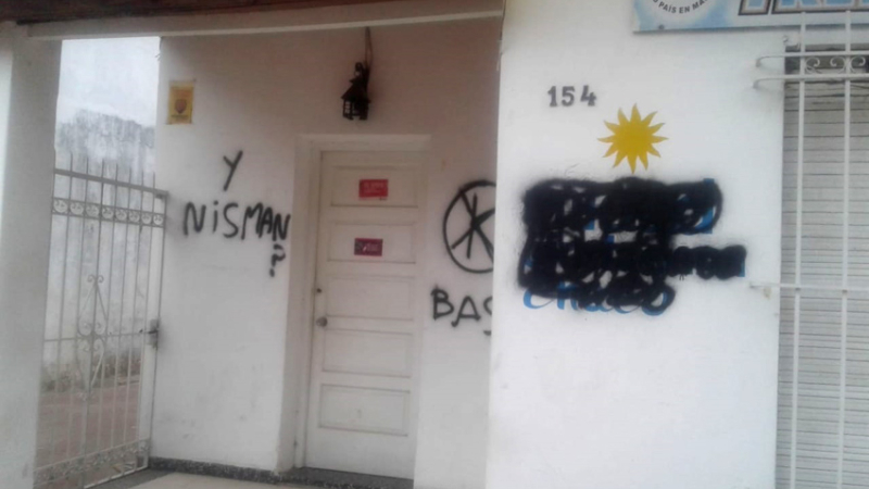 Pintadas agresivas en la sede de Unidad Ciudadana