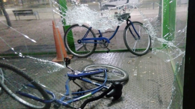 Vandalismo en la plaza: rompieron un módulo de Turismo y se robaron cinco bicicletas