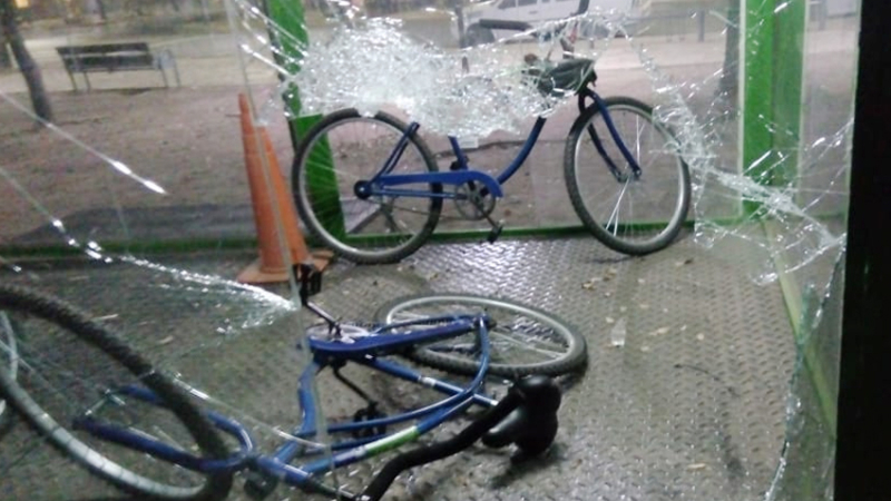 Vandalismo en la plaza: rompieron un módulo de Turismo y se robaron cinco bicicletas