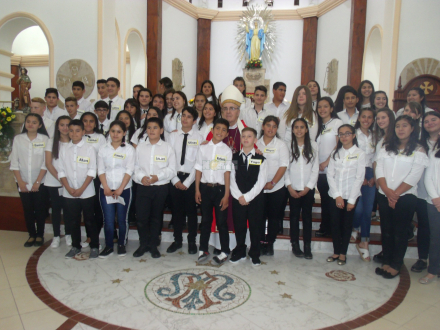 0896 - De la mano del Obispo Bárbaro, más de 50 adolescentes y adultos recibieron la Confirmación.JPG