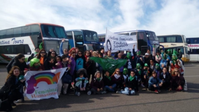 Multitudinaria marcha en Trelew por el 33º Encuentro Nacional de Mujeres
