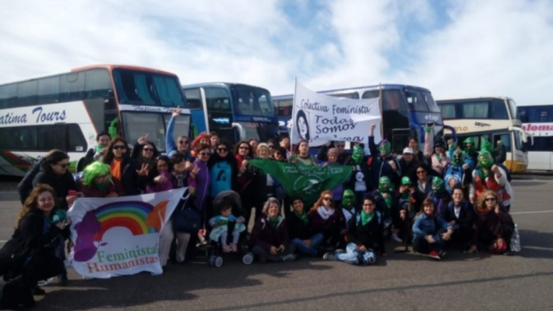 Multitudinaria marcha en Trelew por el 33º Encuentro Nacional de Mujeres
