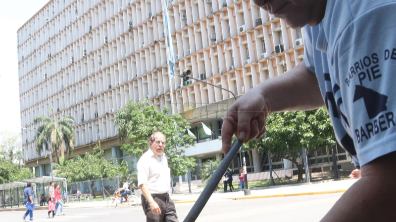 Marcha y olla popular de Barrios de Pie frente a Casa de Gobierno