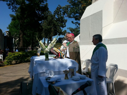 Misa cementerio.jpg