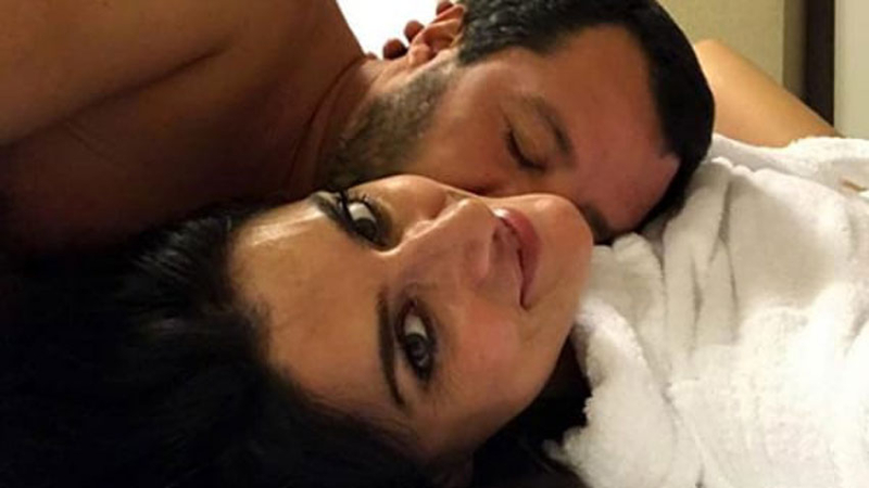 Anuncia la ruptura de su noviazgo con ‘selfie‘ de ambos en la cama