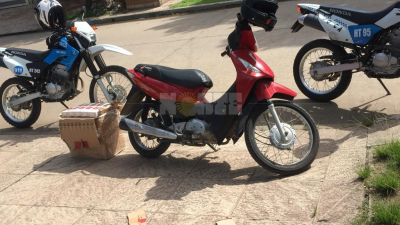 Transportaba 50 atados de cigarrillos ilegales en su moto y se los secuestraron en un control
