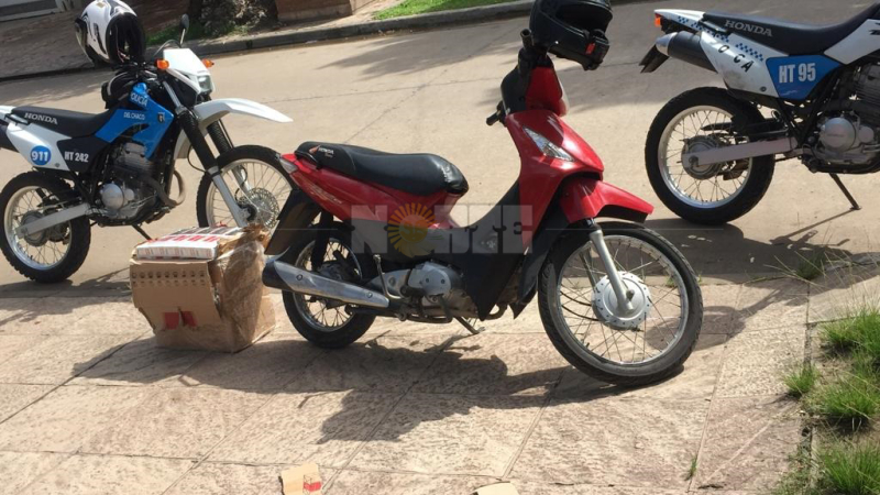 Transportaba 50 atados de cigarrillos ilegales en su moto y se los secuestraron en un control