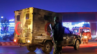 Ataque suicida en mezquita afgana deja al menos a 26 muertos